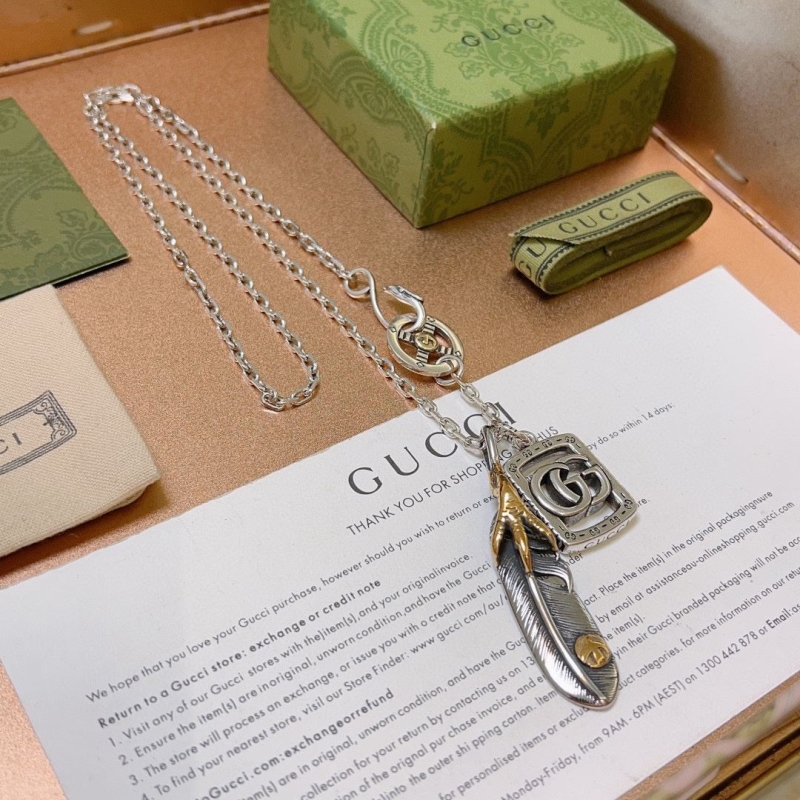 G*u*i necklaces